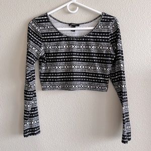 🌻3/$25 tribal crop top